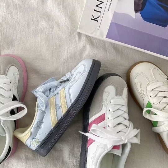 Damen Sportschuhe mit bequemen Schnürsystem und trendigen Design-Elementen