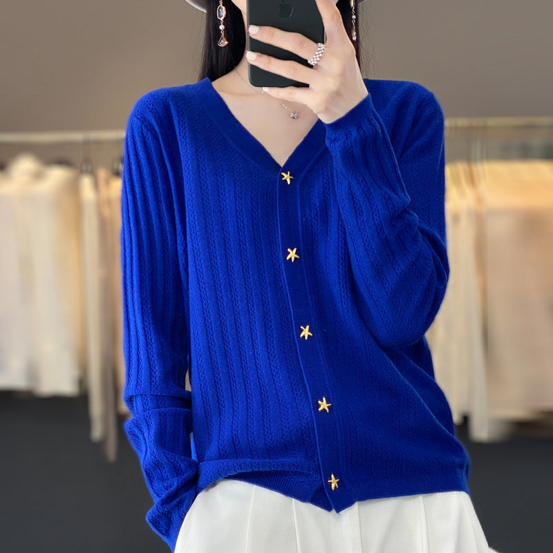 Damen Leichter V‑Ausschnitt-Cardigan mit strukturierter Längsrippe und Sternknöpfen Shop Nory
