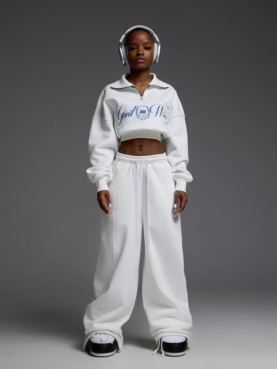 Damen gekürztes Halfzip-Sweatshirt mit Collegestickerei und weit geschnittene High‑Waist Lounge-Jogginghose Shop Nory