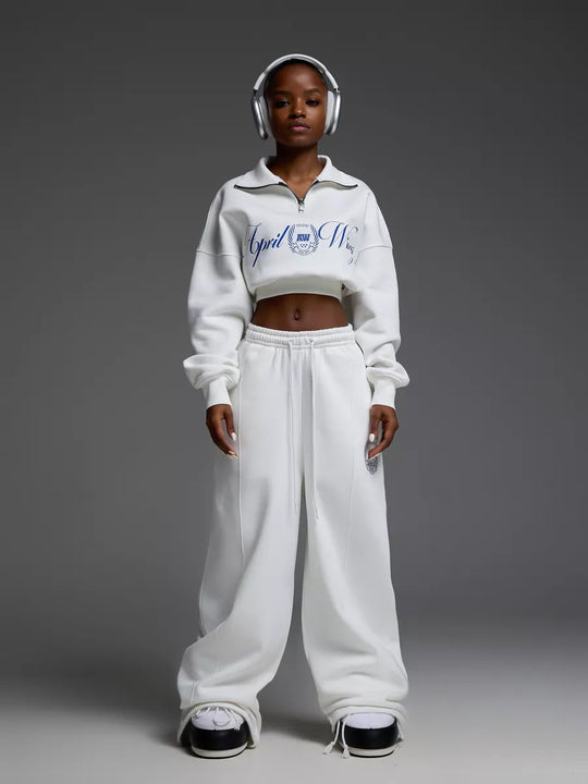 Damen gekürztes Halfzip-Sweatshirt mit Collegestickerei und weit geschnittene High‑Waist Lounge-Jogginghose Shop Nory