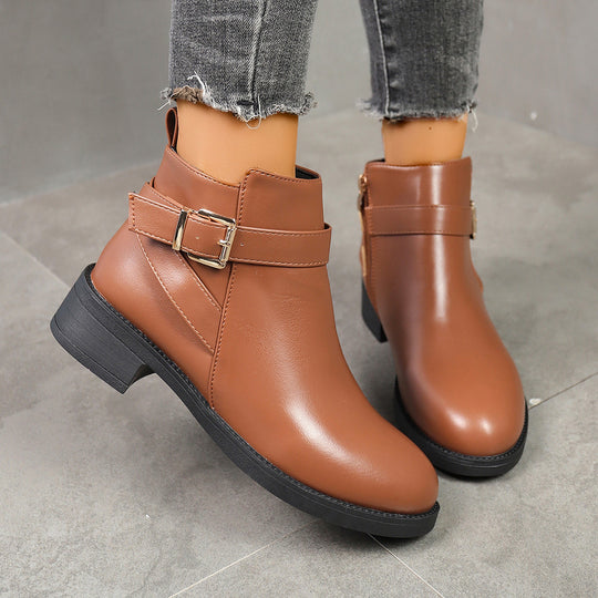 Damen kurze Biker-Stiefelette mit dekorativer Schnallenlasche, seitlichem Reißverschluss und gepolstertem Komfortfußbett Shop Nory
