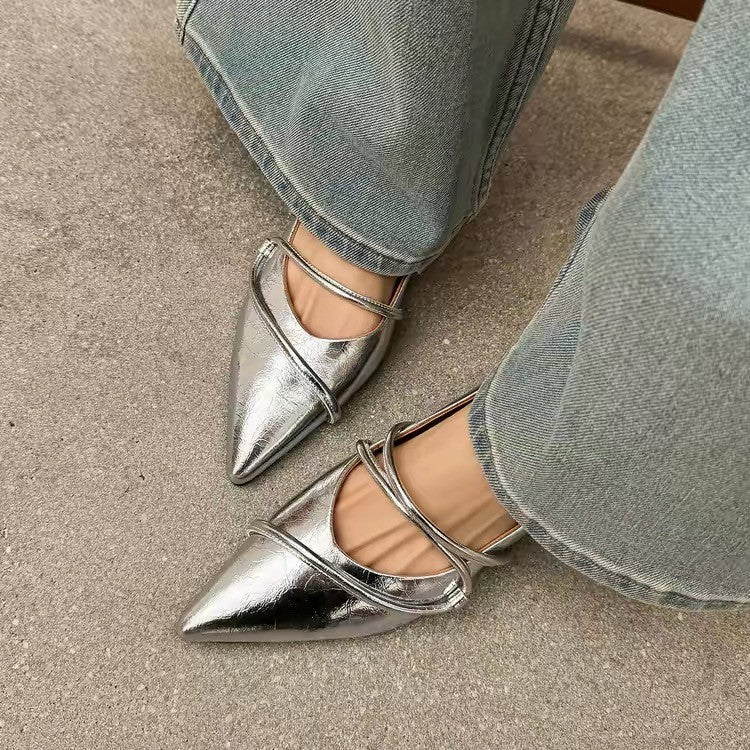 Damen spitz zulaufende Flats mit verstellbaren Riemen und glänzender Oberfläche