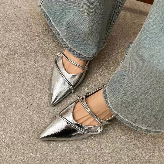 Damen spitz zulaufende Flats mit verstellbaren Riemen und glänzender Oberfläche