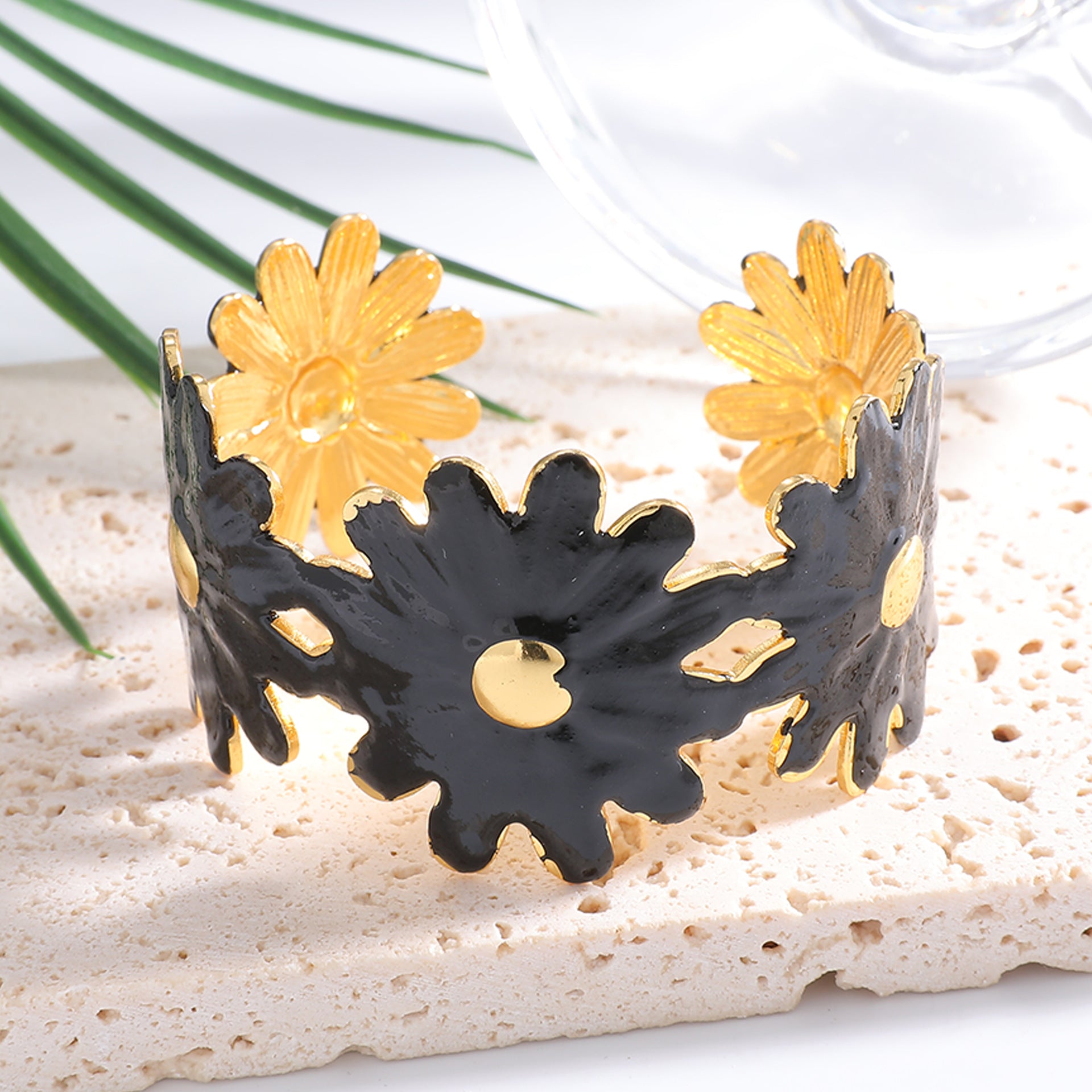 Damen Blumenarmband mit goldenen Akzenten Shop Nory