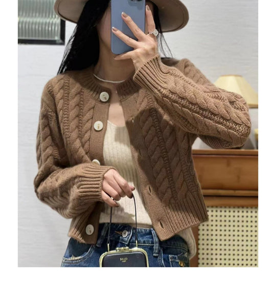 Damen Kurzer Zopfstrick‑Cardigan mit breitem Rippsaum und großen Knöpfen Shop Nory