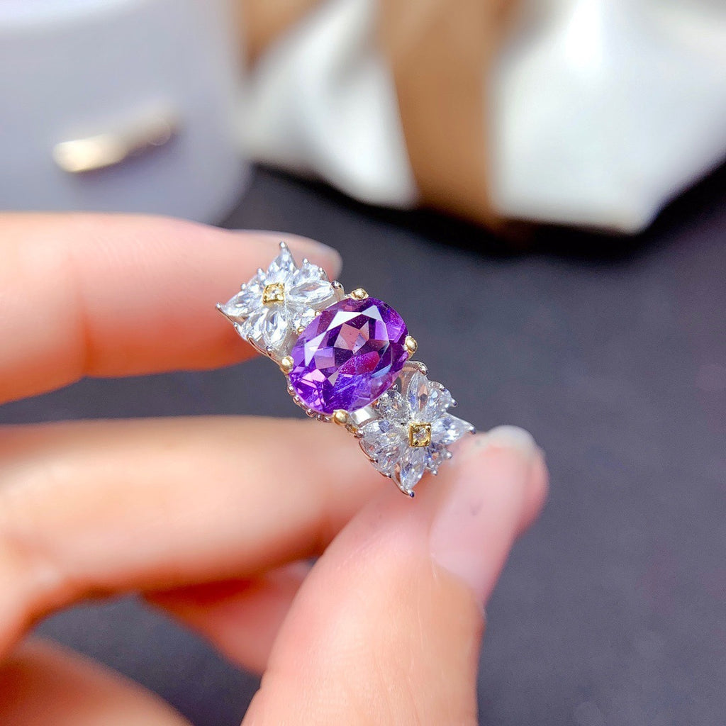 Damenring mit facettiertem lila Edelstein und floralem Design Shop Nory