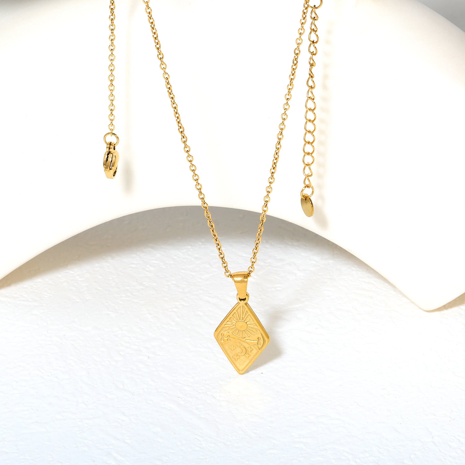 Damen Halskette mit romantischem, geometrischem Anhänger und anpassbarer Kettenlänge Shop Nory