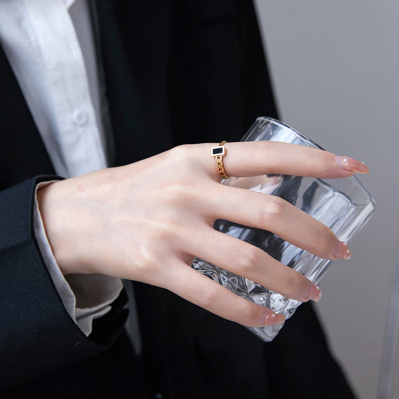 Damen Statement-Ring mit strukturierter Kette und schwarzem Anhänger Shop Nory