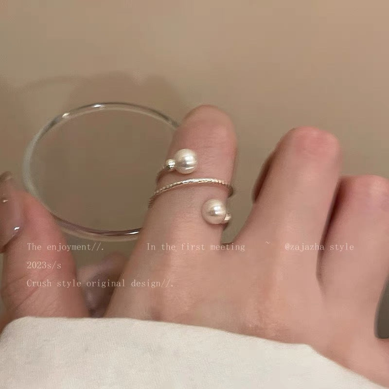 Damen Ring mit zartem Perlendesign und modernem, skulpturalem Rahmen Shop Nory