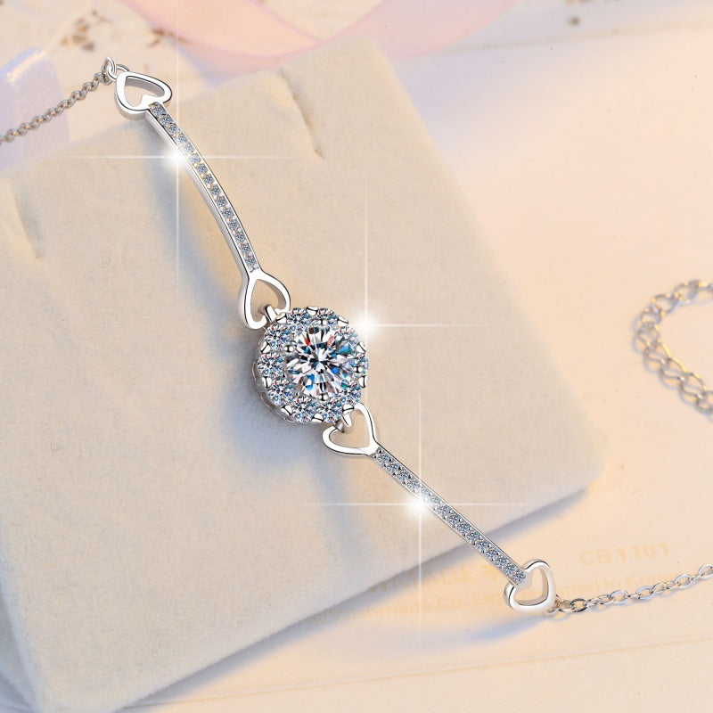 Damenarmband mit herzförmigen Elementen und funkelndem Kristall Shop Nory