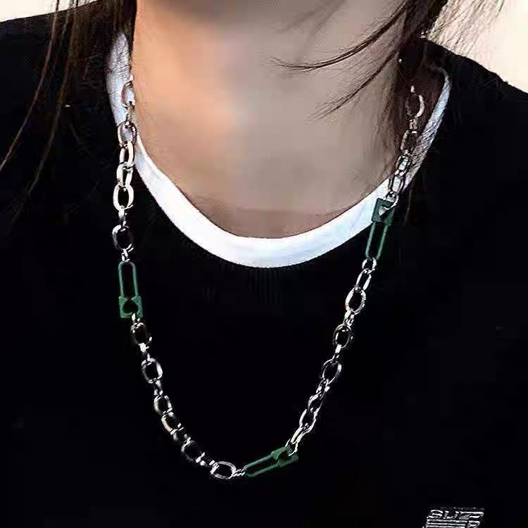 Damen Halskette mit originellem Kettenanhänger und modernen Designelementen Shop Nory