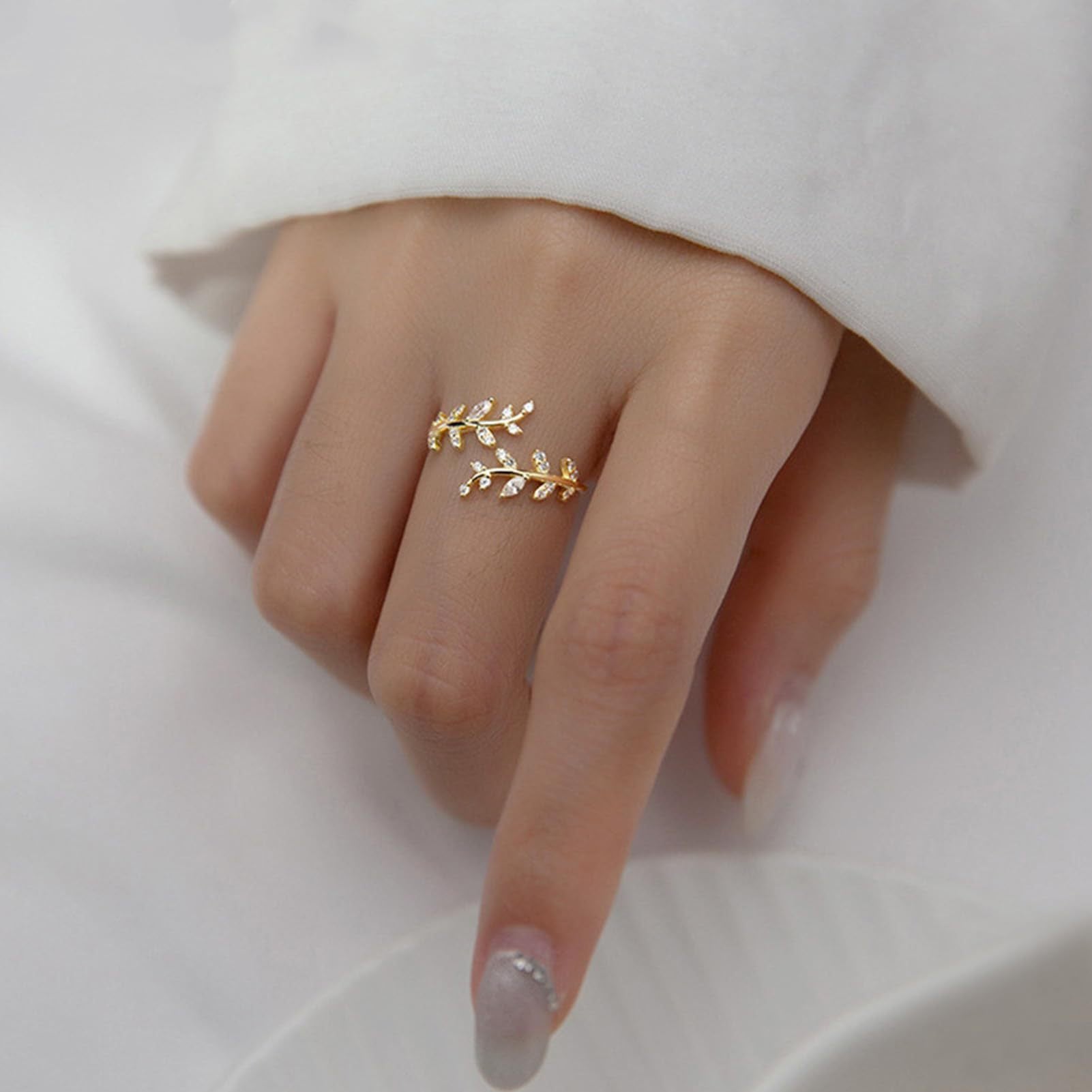 Damen Ring mit filigranem Blattdesign und funkelnden Zirkonia-Elementen Shop Nory