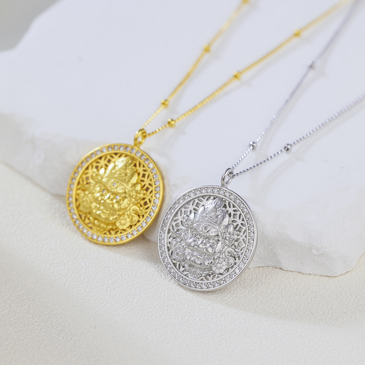 Damen Halskette mit kunstvollem Buddha-Anhänger und funkelnden Zirkonia Shop Nory
