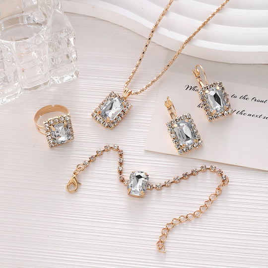 Luxuriöses Kristall-Statement-Schmuckset mit rechteckigem Halo-Anhänger, passenden hängenden Ohrringen, verstellbarem Tennisarmband und Statement-Cocktailring