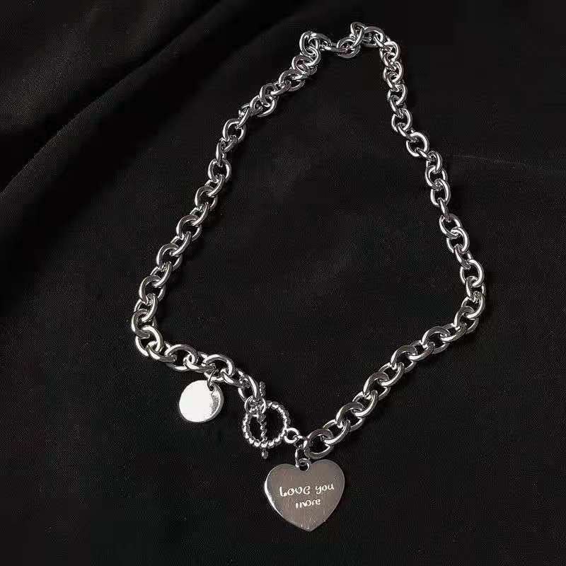 Damen Halskette mit graviertem Herzanhänger und eleganten Links Shop Nory