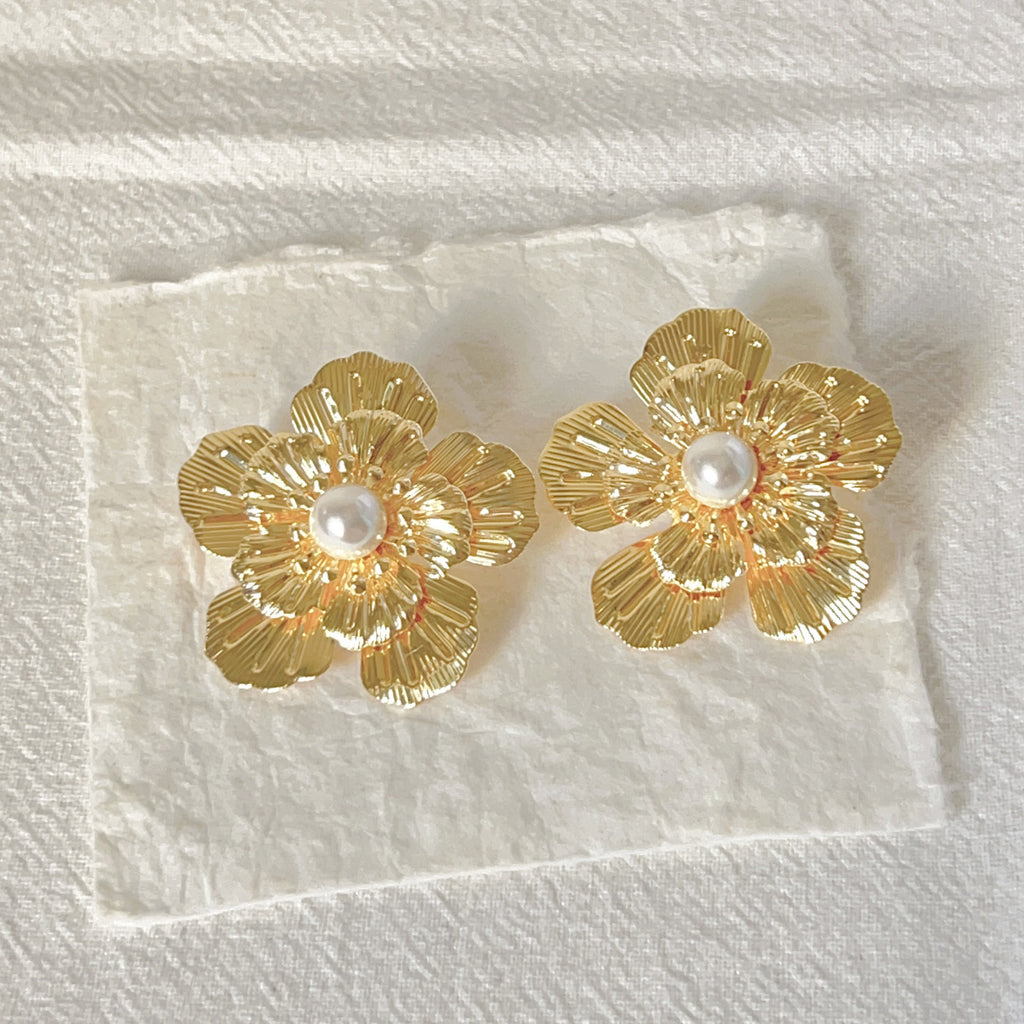 Damen Ohrringe mit kunstvollem Blumendesign und Perlenakzenten Shop Nory