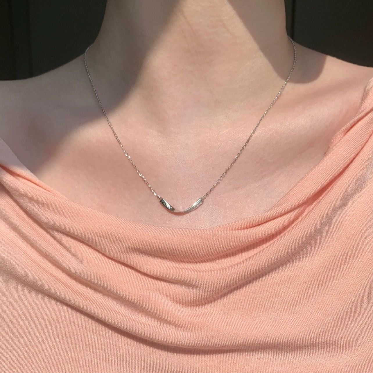 Damen Halskette mit modernem geschwungenem Anhänger Shop Nory