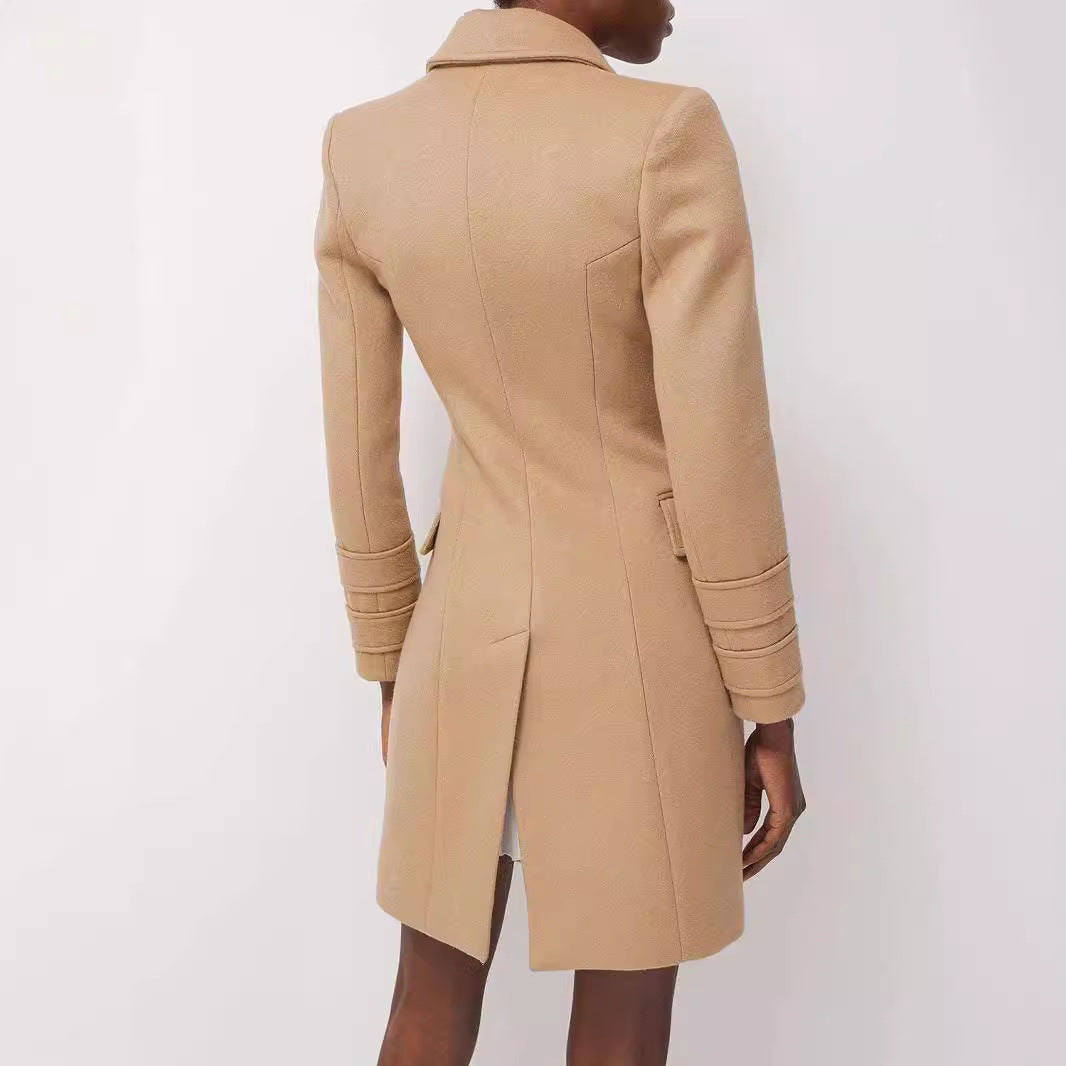 Damen Kurzmantel im Blazerkleid‑Stil mit strukturierter Taillierung und goldenen Zierknöpfen Shop Nory