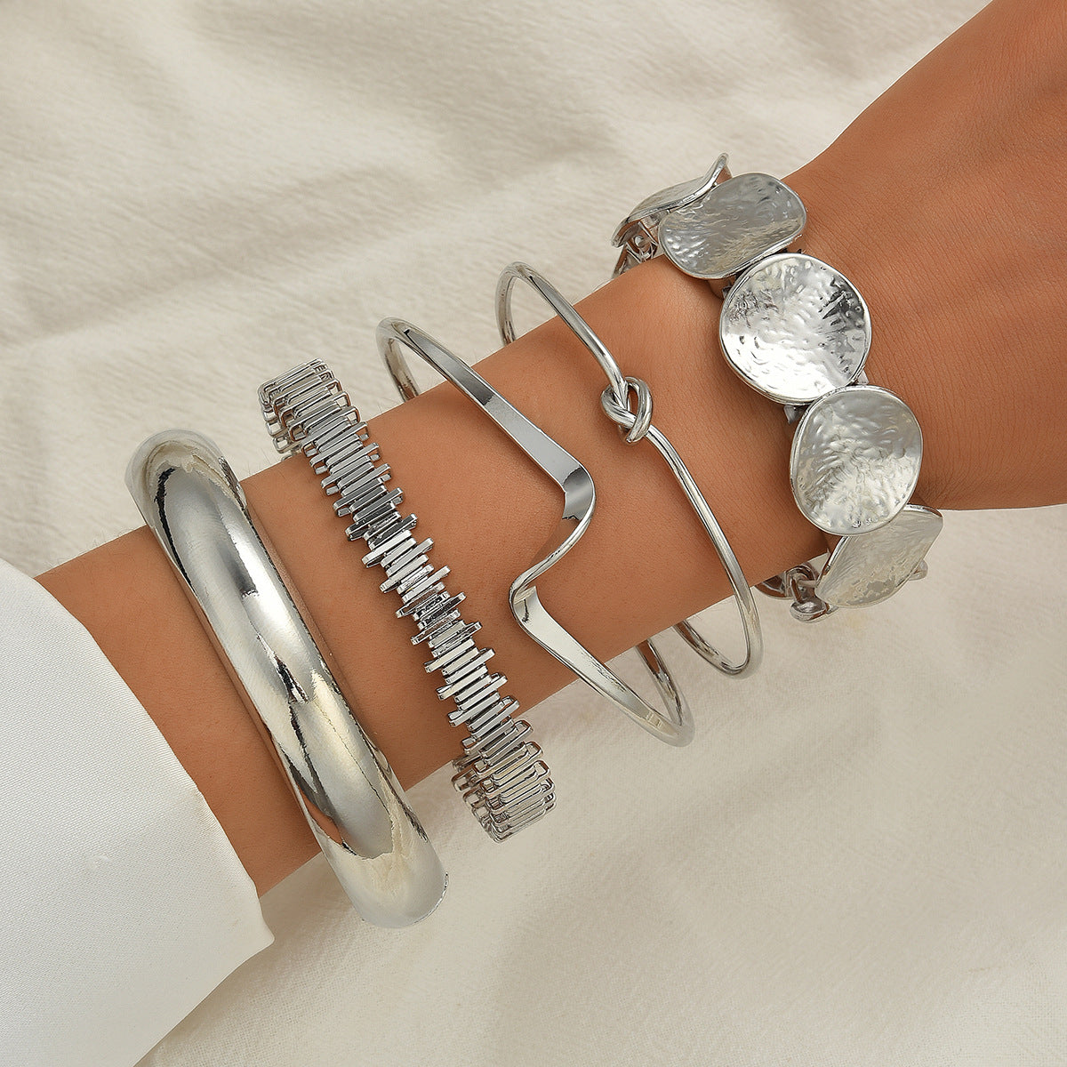 Damen Armreifen-Set mit kunstvollen Blumenmustern und eleganten Designs Shop Nory