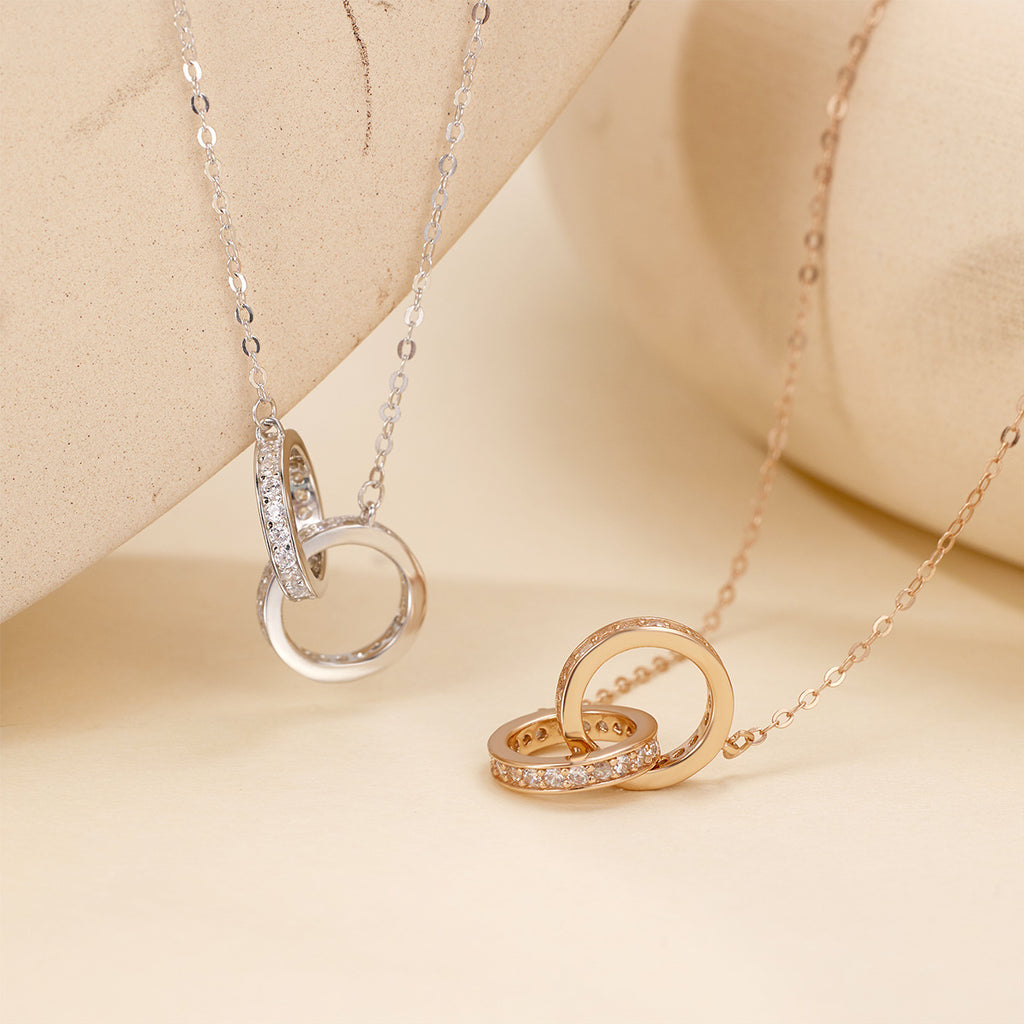 Damen Halskette mit doppeltem Ring-Anhänger und Zirkonia-Verzierungen Shop Nory