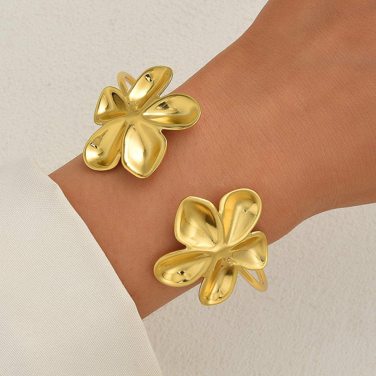 Damen Armreif mit kunstvollem Blumenmotiv Shop Nory