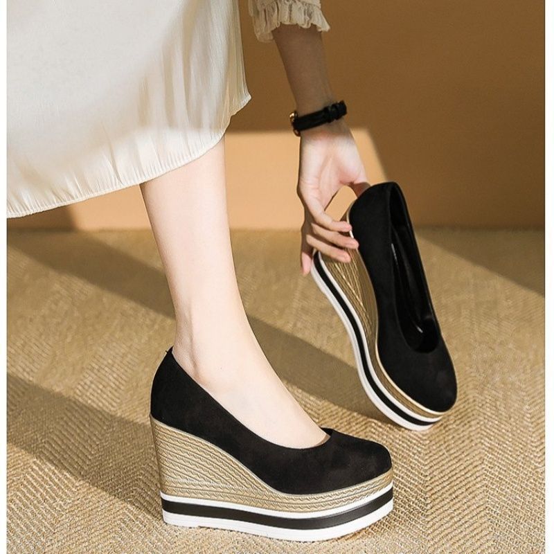 Damen Plateau-Keilpumps mit Bastkeil und Lack-Kroko-Optik Shop Nory
