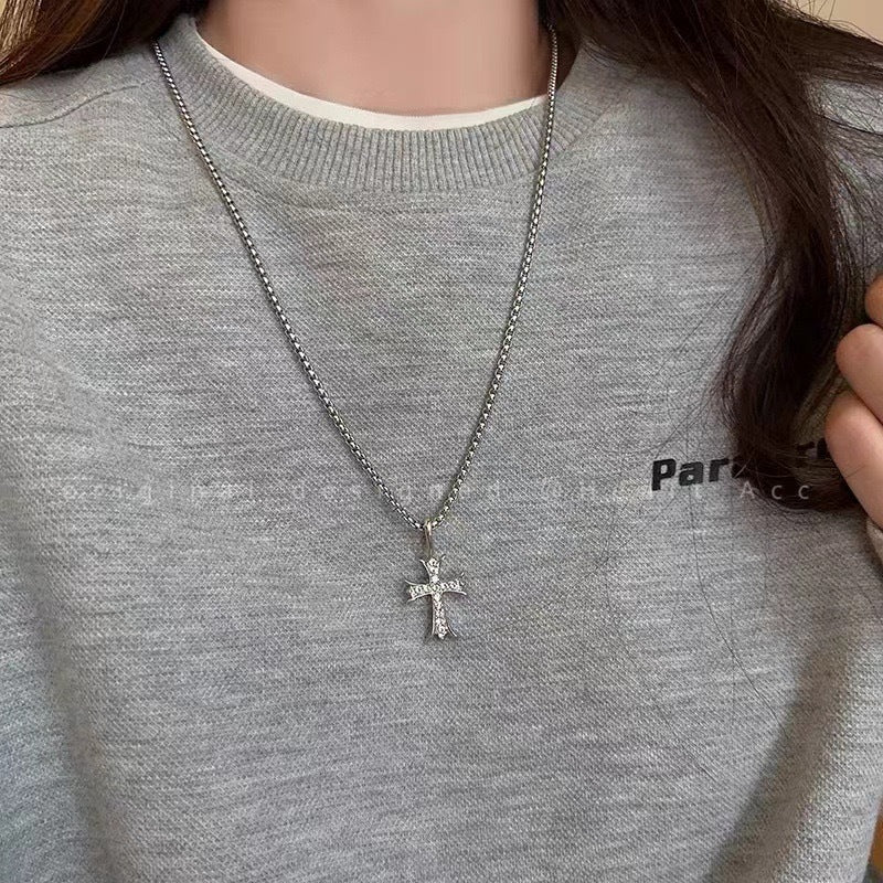 Damen Halskette mit filigranem Kreuzanhänger und funkelnden Zirkonia Shop Nory
