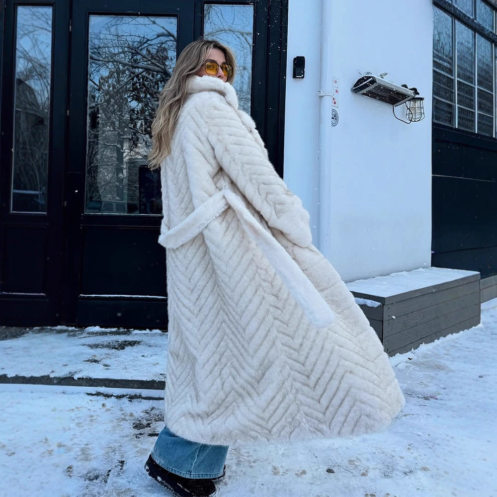Damen Maxi-Kunstfellmantel mit Kapuze und Chevron-Steppung Shop Nory