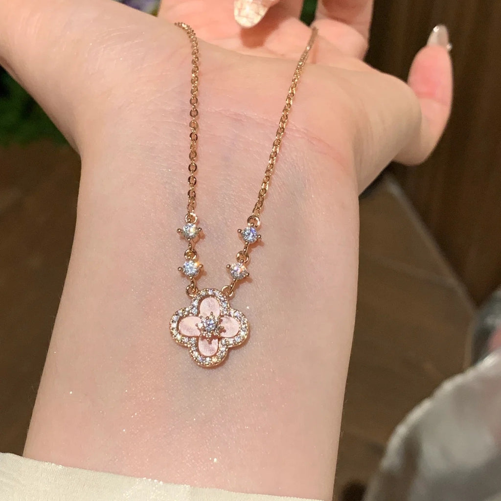 Damen Halskette mit kunstvollem Blumenanhänger und funkelnden Kristallen Shop Nory