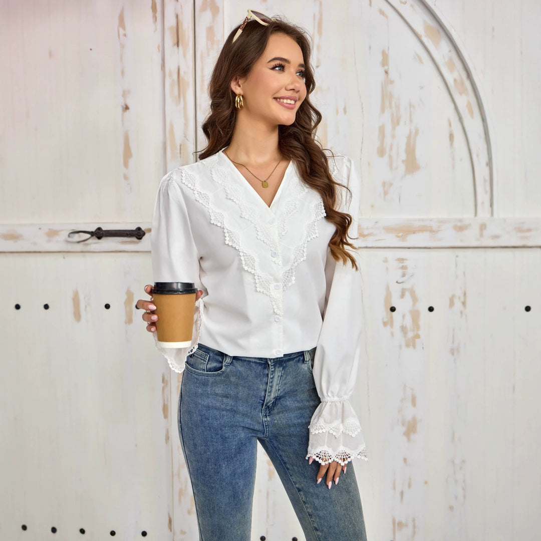 Damen Spitzenbluse mit V-Ausschnitt, Häkelbesatz und Knopfleiste Shop Nory