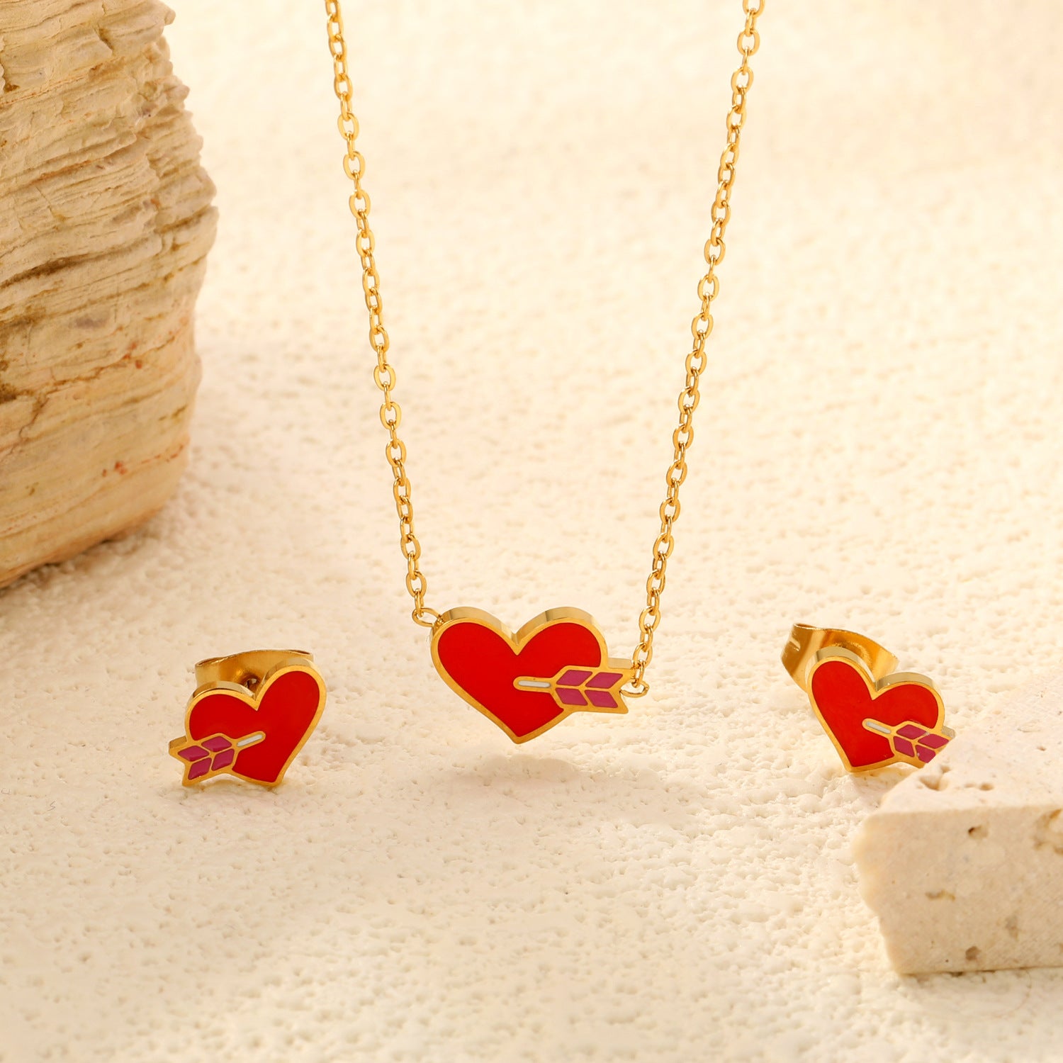 Damen Schmuckset mit rotem Herzanhänger und passenden Ohrsteckern Shop Nory