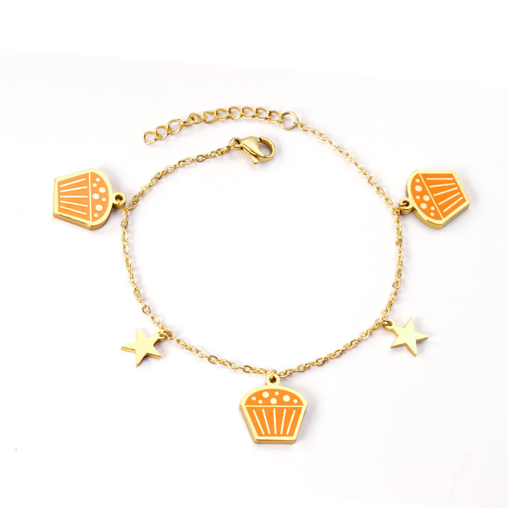 Damen Armband mit verspieltem Hotdog-Anhänger und goldfarbener Kettenstruktur Shop Nory