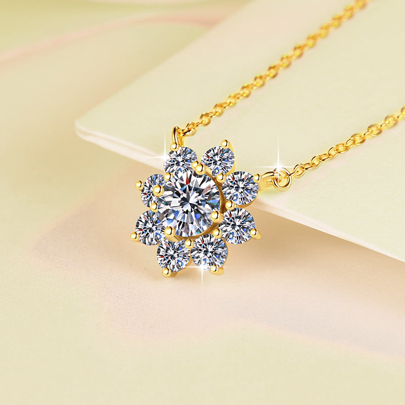 Damen Kette mit funkelndem Blumenanhänger und hochwertigem Kristallbesatz Shop Nory
