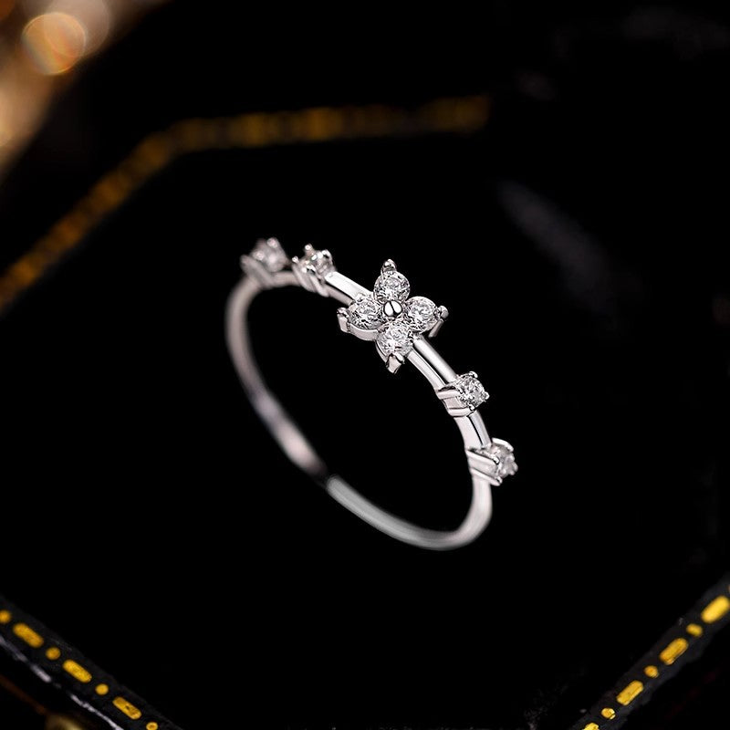 Damen filigraner Ring mit floralen Akzenten und funkelnden Zirkonia Shop Nory