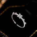 Damen filigraner Ring mit floralen Akzenten und funkelnden Zirkonia Shop Nory