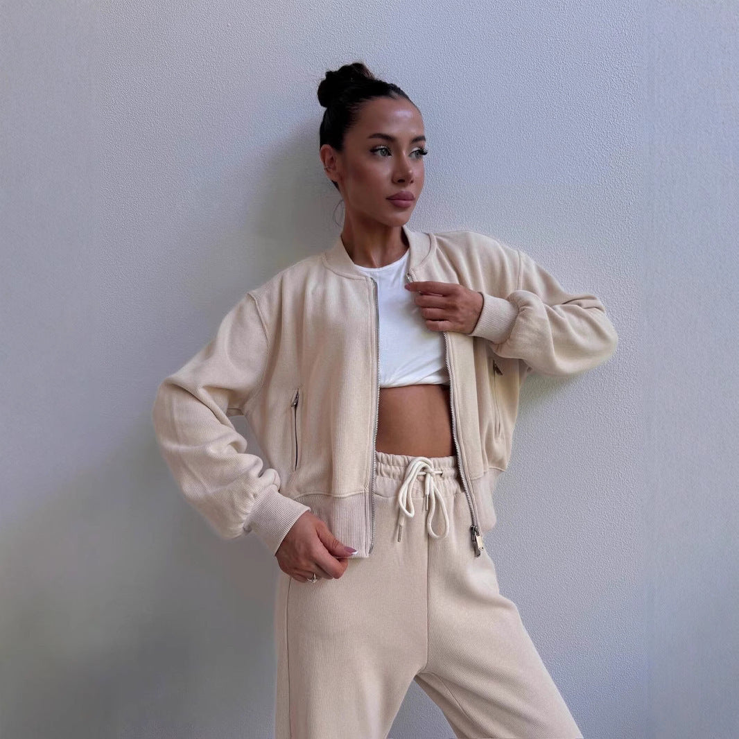 Damen weiches Velours-Zweiteiler mit kurzem Reißverschluss-Bomber und High-Waist-Hose mit Bein-Schlitz Shop Nory