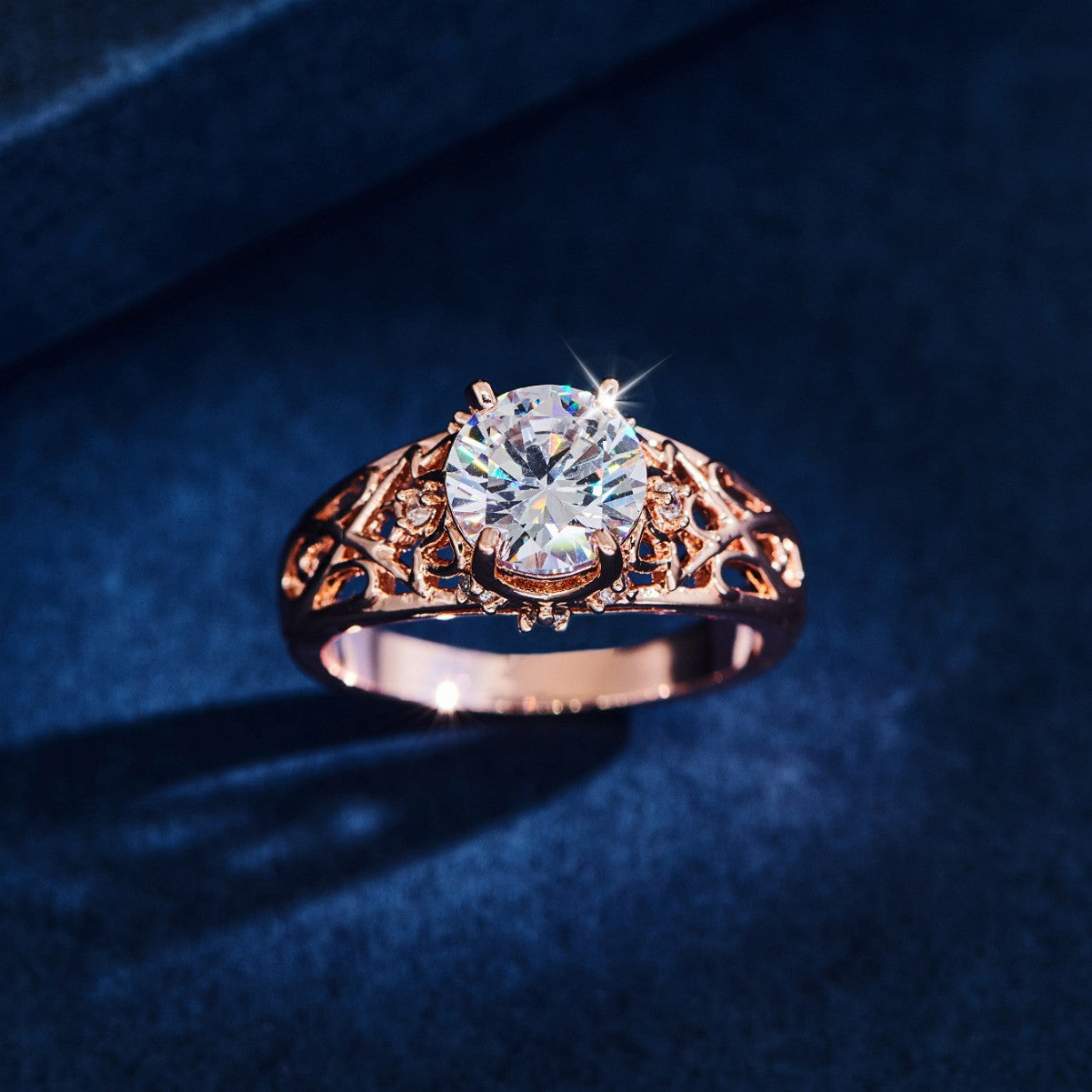 Damen Ring mit kunstvoller filigraner Fassung und funkelndem Zirkonia Shop Nory