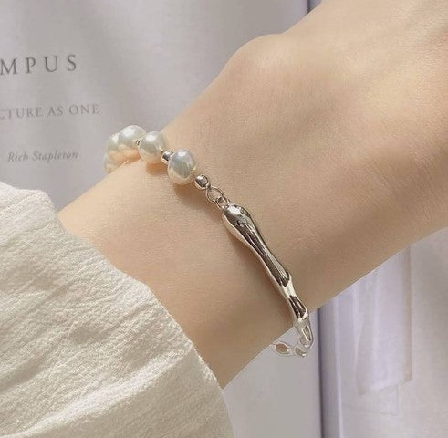 Damen Armband mit elegantem Perlendesign und künstlerischen Silberakzenten Shop Nory