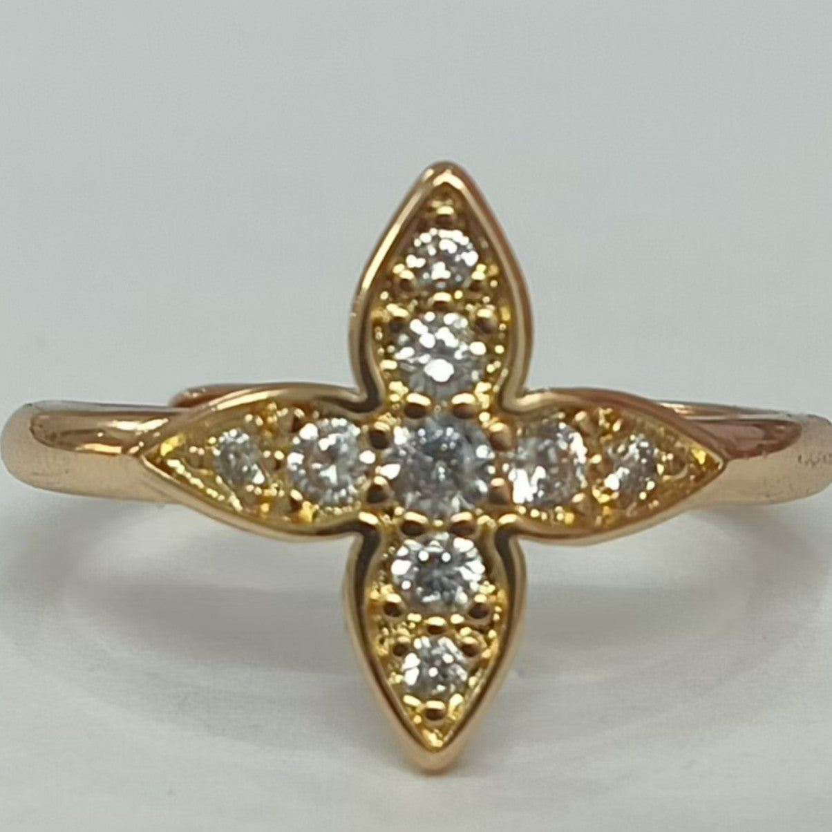 Damen eleganter Ring mit kunstvollem Kreuzdesign und funkelnden Zirkonia Shop Nory