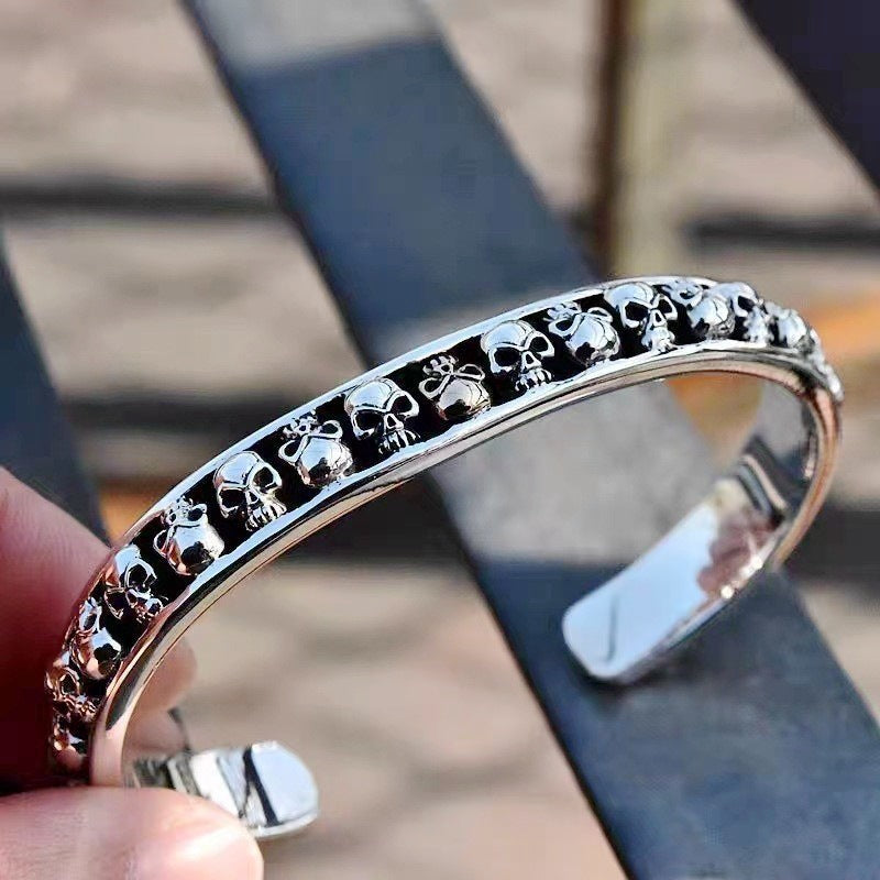 Damen Armreif mit kunstvollem Totenkopf-Design und filigraner Struktur Shop Nory