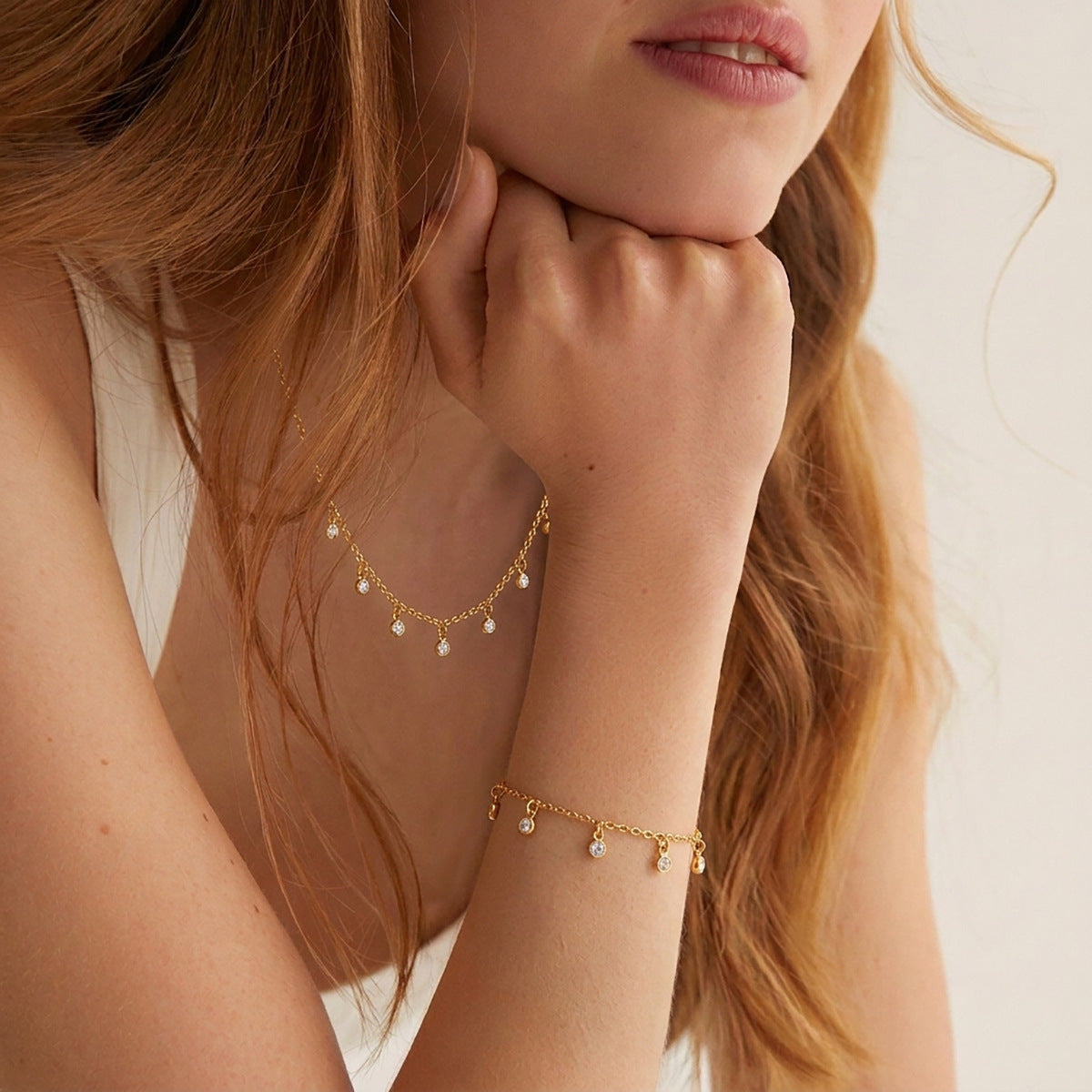 Damen Armband mit funkelnden Kristallen und hypoallergenem Edelstahl Shop Nory