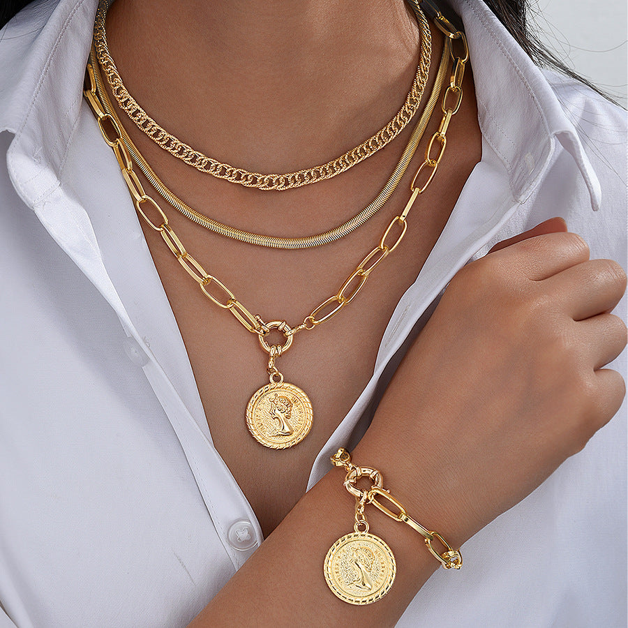 Damen Schmuckset mit mehrlagigen Ketten und detaillierten Anhängern Shop Nory