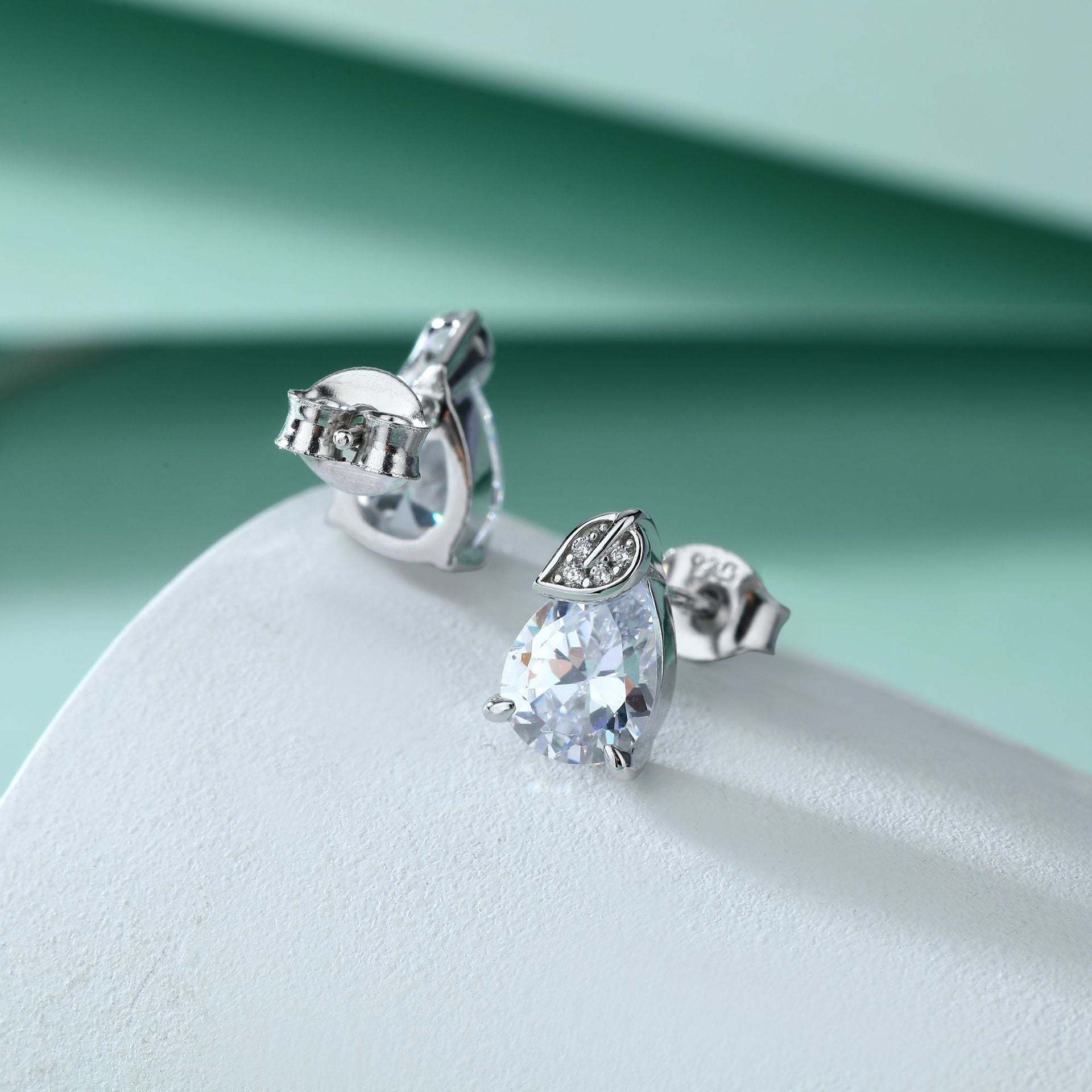 Damen Ohrringe mit tropfenförmigem Zirkonia und eleganter Blattform Shop Nory