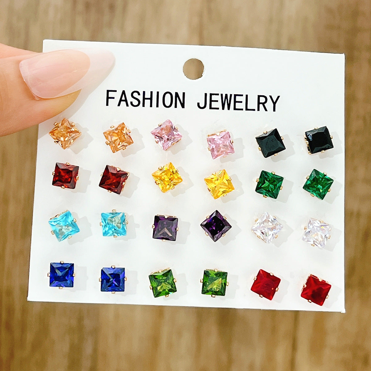 Damen Ohrstecker mit funkelnden Herzdesigns in verschiedenen Farben Shop Nory