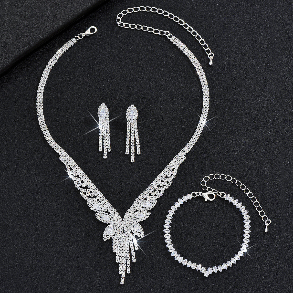 Tropfenpendant und passendes Tropfohrschmuckset für Braut mit kubischem Zirkonia-Halo