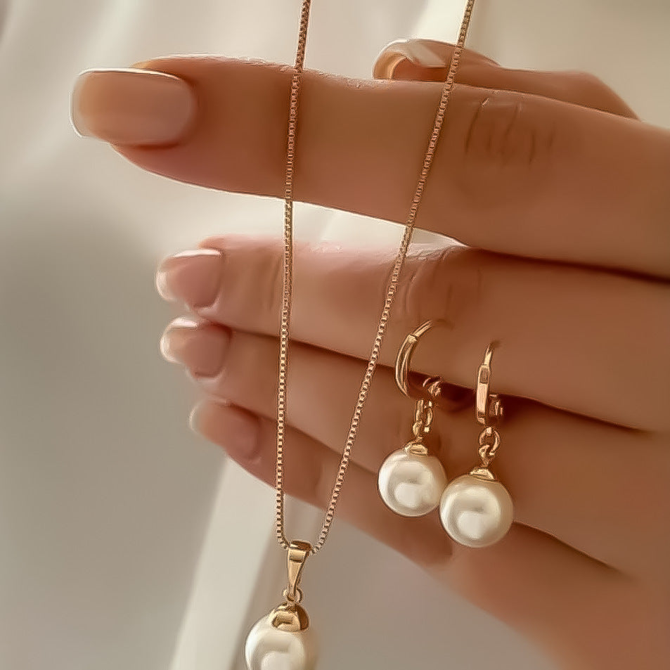 Damen Halskette mit eleganten Perlen und feinen Details Shop Nory