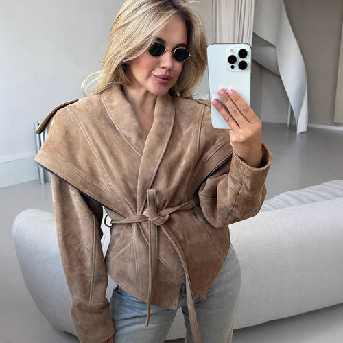 Damen Veloursleder‑Wickeljacke mit breitem Schalkragen und Taillengürtel Shop Nory