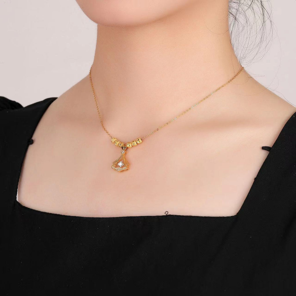Damen elegante Halskette mit funkelndem Anhänger und kunstvollen Details Shop Nory