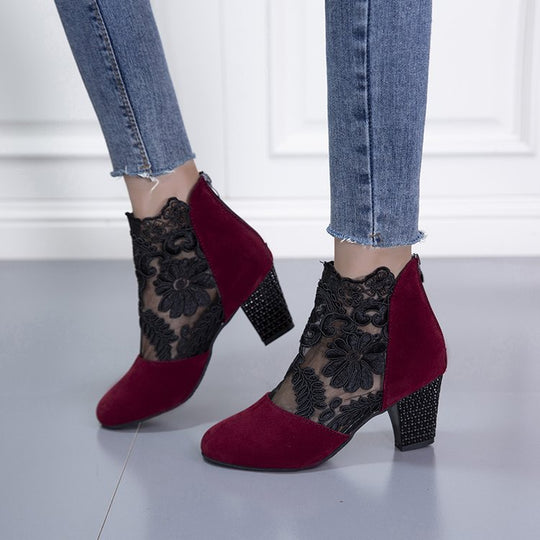 Damen Stiefelette mit transparentem Blumen-Spitzeinsatz und dekorativem Blockabsatz Shop Nory