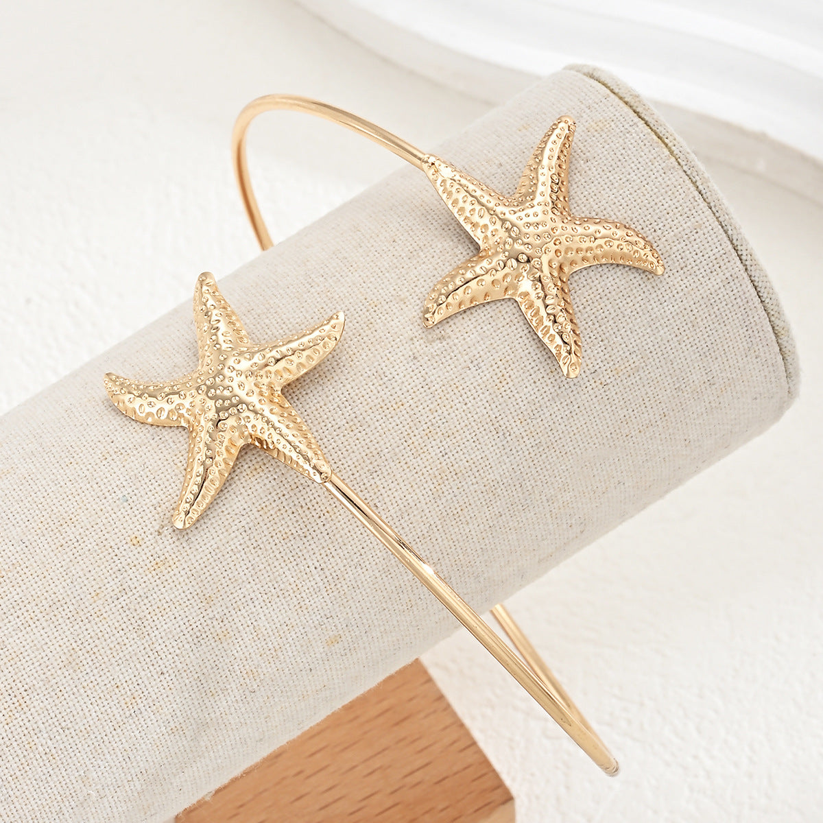 Damen goldfarbener Armreif mit maritimen Sternenmotiv Shop Nory
